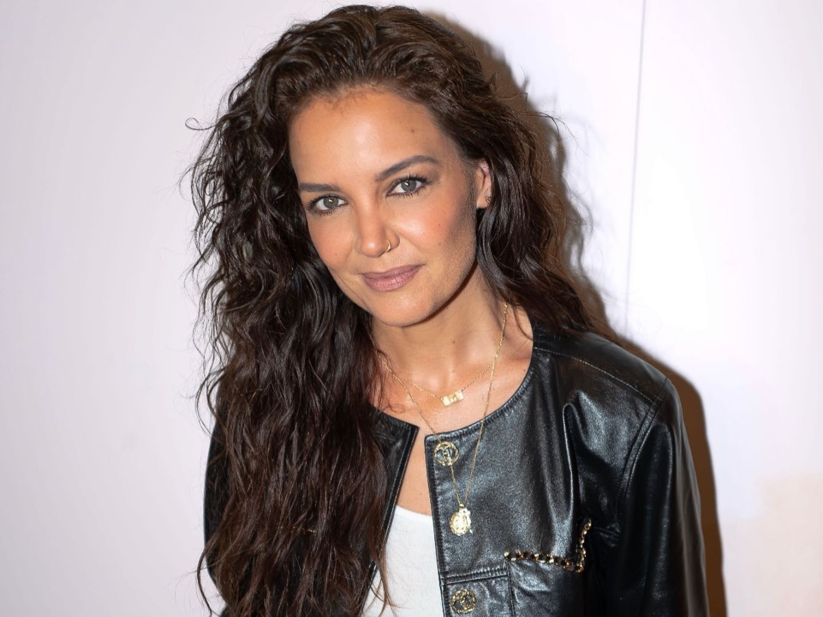 Katie Holmes: Στους δρόμους του Manhattan με φυσικό wet look που σημαίνει ότι δεν στέγνωσε τα μαλλιά της μετά το λούσιμο – Είναι και επίσημα το αγαπημένο μας beauty icon