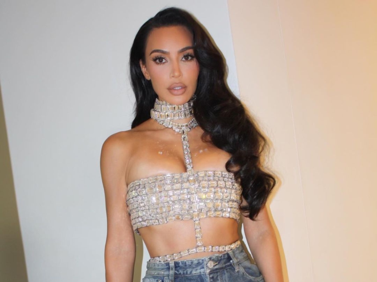 Kim Kardashian: Αποδεικνύει ότι το claw clip ταιριάζει ακόμη και με το σέξι bustier