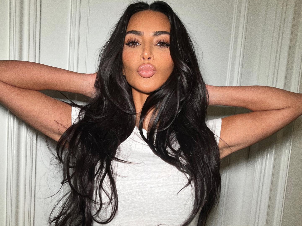 Η Kim Kardashian μεταμορφώνει την καμπαρντίνα της σε ένα Day-to-Night look