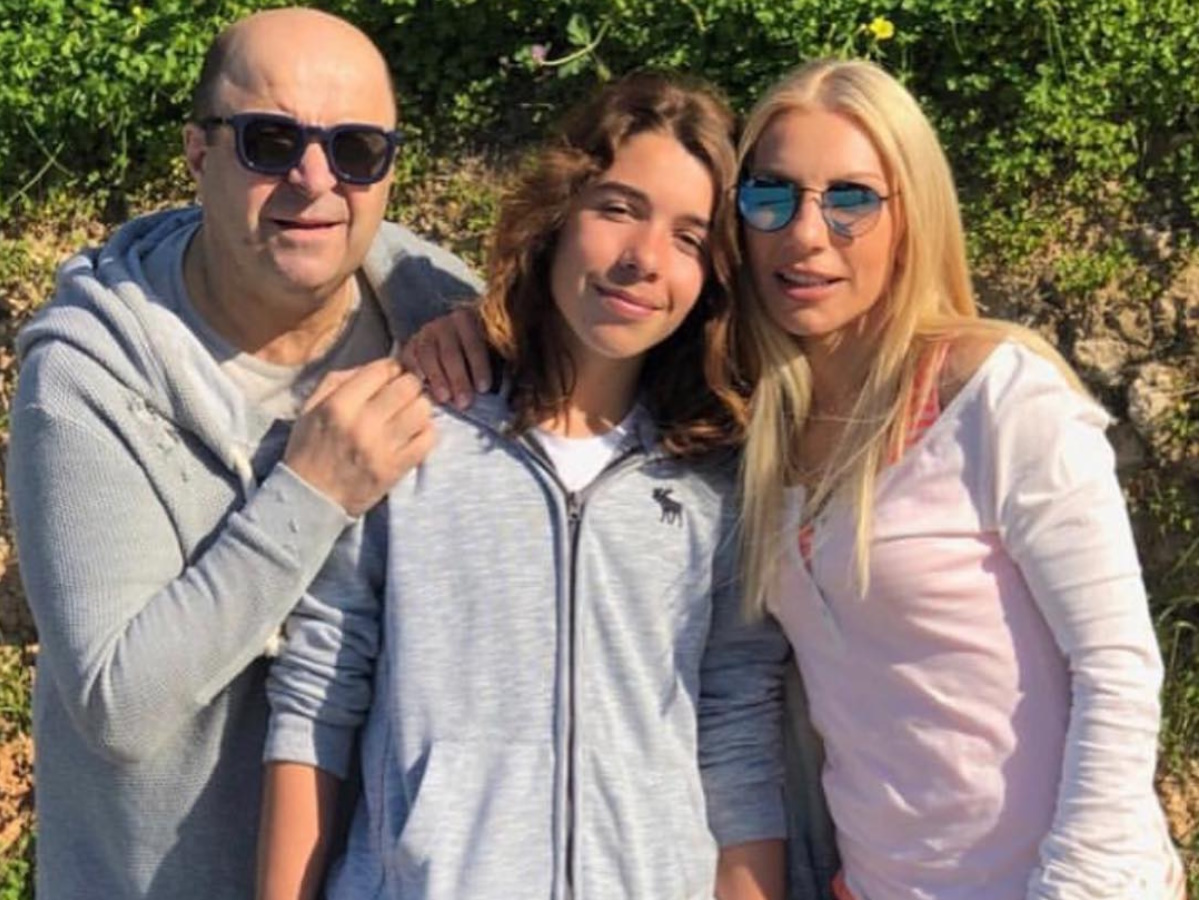 Μάρκος Σεφερλής – Έλενα Τσαβαλιά: Ερωτευμένος ο γιος τους, Χάρης – Η φωτογραφία με το φιλί με τη σύντροφό του