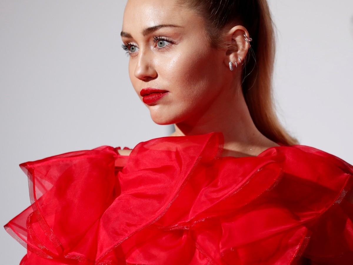 Miley Cyrus: Υιοθέτησε μια πιο φυσική απόχρωση στα μαλλιά, αφήνοντας πίσω το χαρακτηριστικό της «California Blonde»
