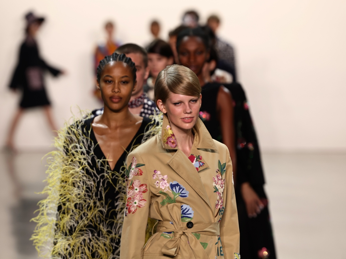 NYFW SS24: Η βαθιά χωρίστρα στο πλάι είναι και επίσημα το μεγαλύτερο trend της επόμενης σεζόν