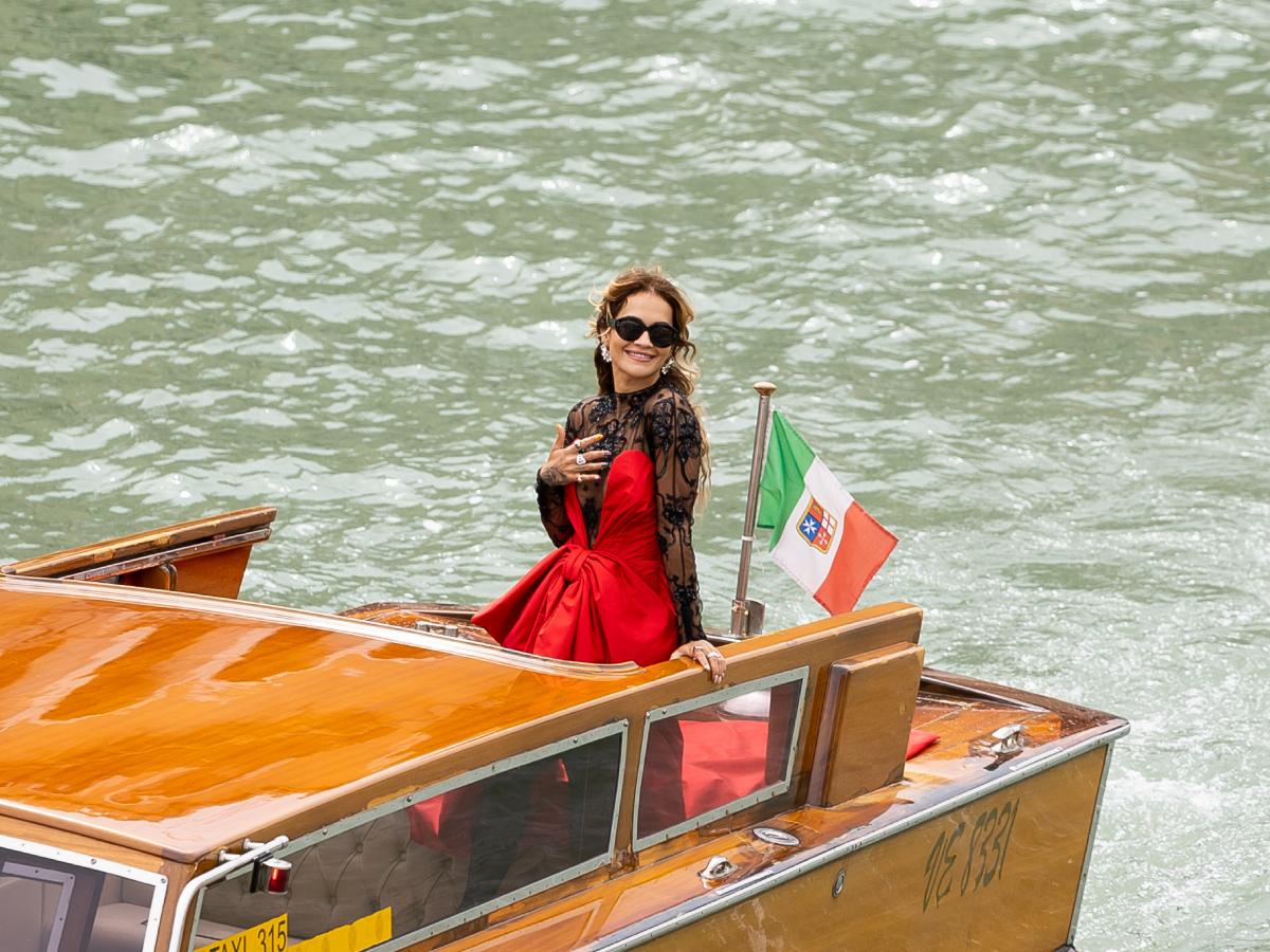Rita Ora: Είναι η fashionable celebrity που θέλουμε στο Φεστιβάλ Βενετίας