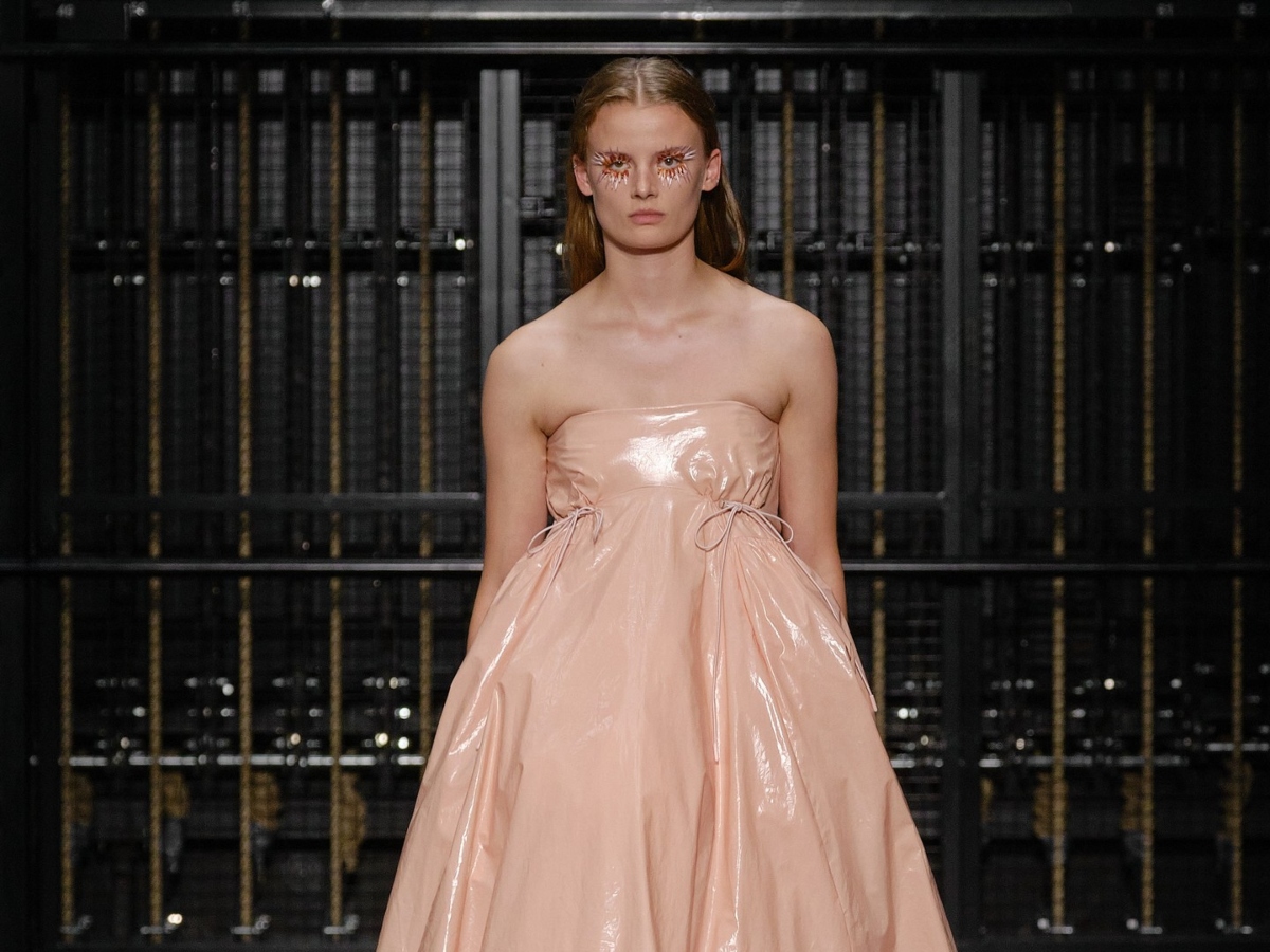 LFW: Στο show της Simone Rocha είδαμε το πιο ρομαντικό και ανατρεπτικό make up trend της επόμενης άνοιξης