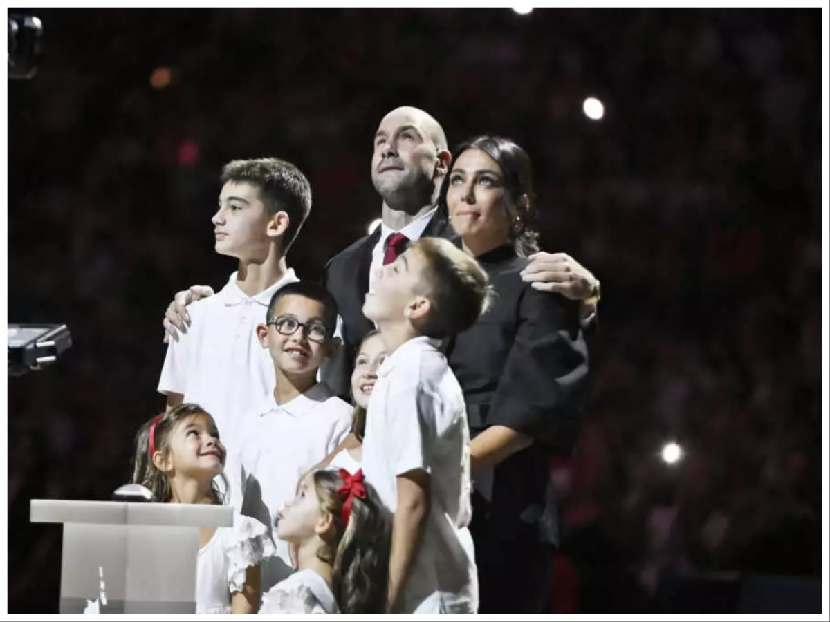 Βασίλης Σπανούλης: Συγκινημένος αγκαλιά με την οικογένειά του στην βραδιά προς τιμήν του στο ΣΕΦ