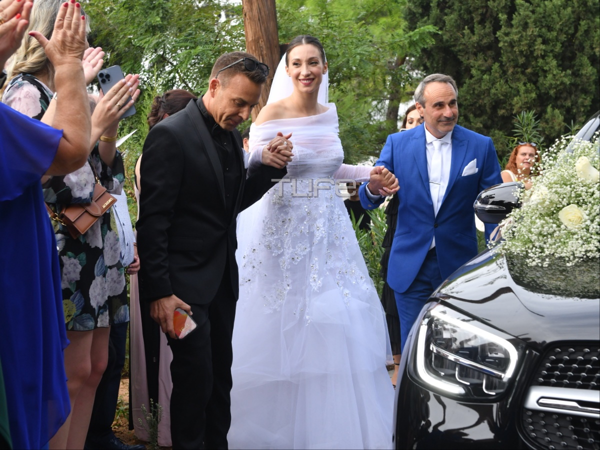 Γάμος Γιώργου Αγγελόπουλου – Δήμητρας Βαμβακούση: Η άφιξη της νύφης στην εκκλησία – Φωτογραφίες TLIFE