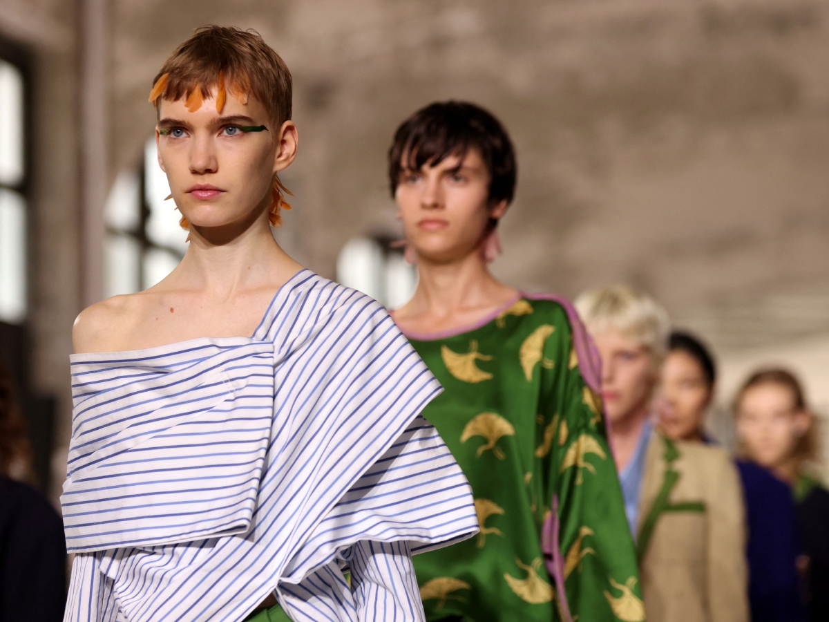 Dries Van Noten: Συνδύασε τις ανδρόγυνες δημιουργίες  με φτερά στα μαλλιά και ανατρεπτικό eyeliner make up look