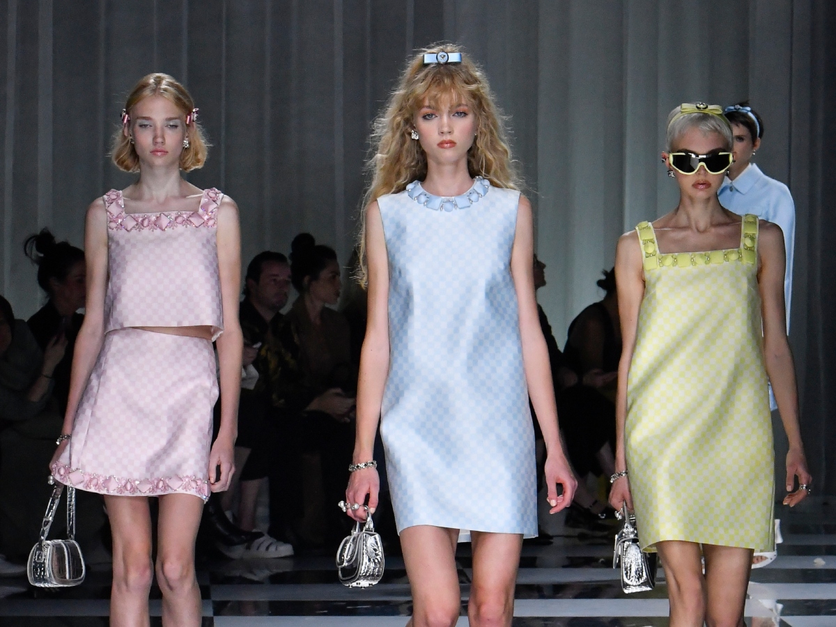 Versace: Τα beauty looks στο fashion show είναι ρετρό με την πιο μοντέρνα αίσθηση