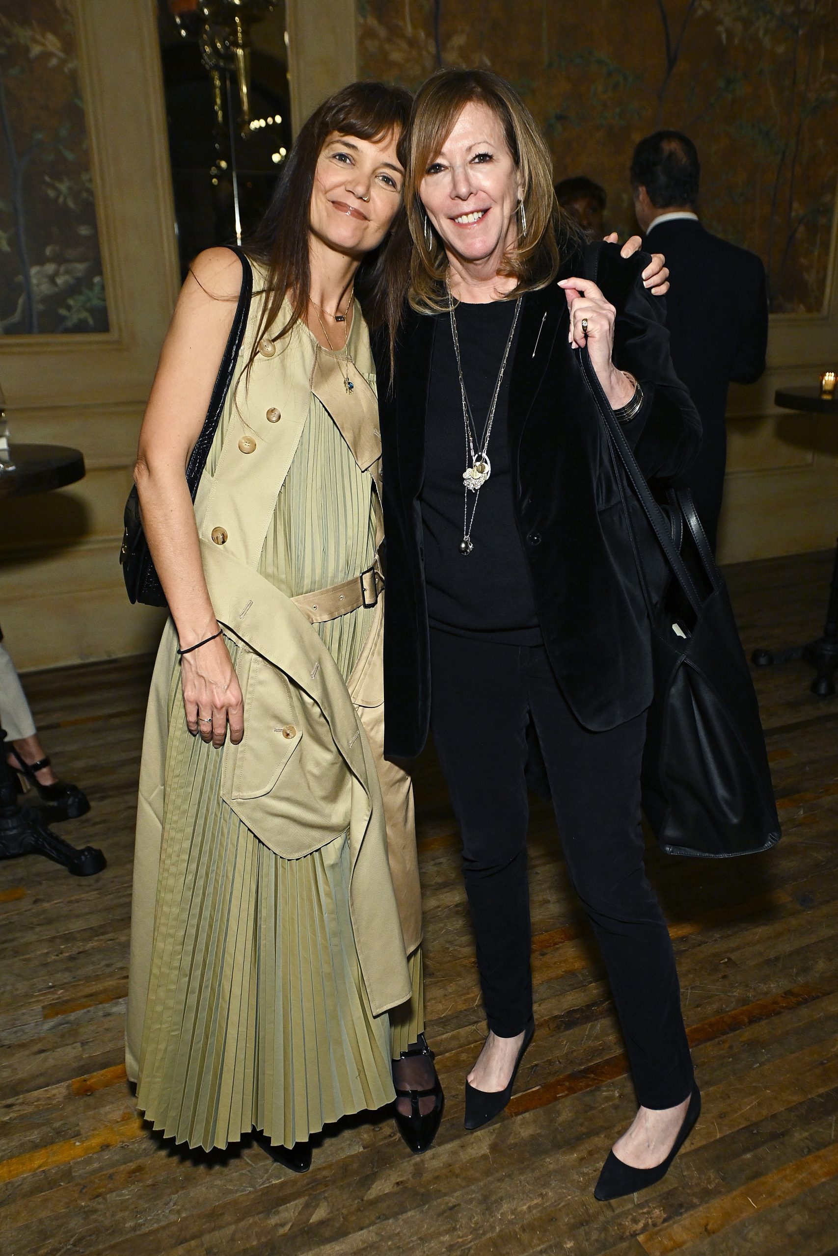 Katie Holmes: Ακόμα μια celebrity που λέει «ναι» στις αφέλειες αυτή τη σεζόν – ποια θα είναι η επόμενη;