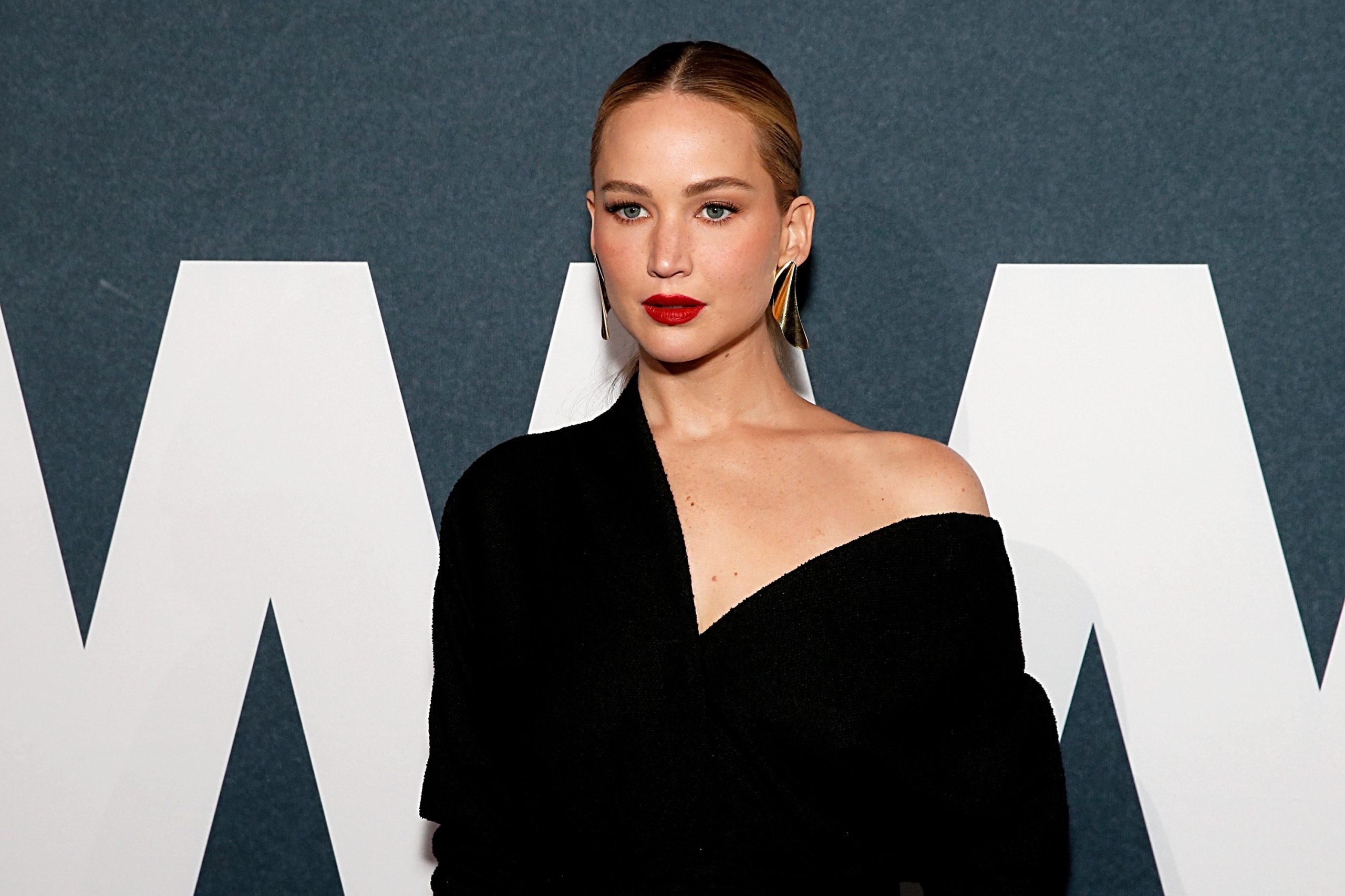 Jennifer Lawrence: Απογειώνει το glam chic μακιγιάζ με μια μόνο πινελιά