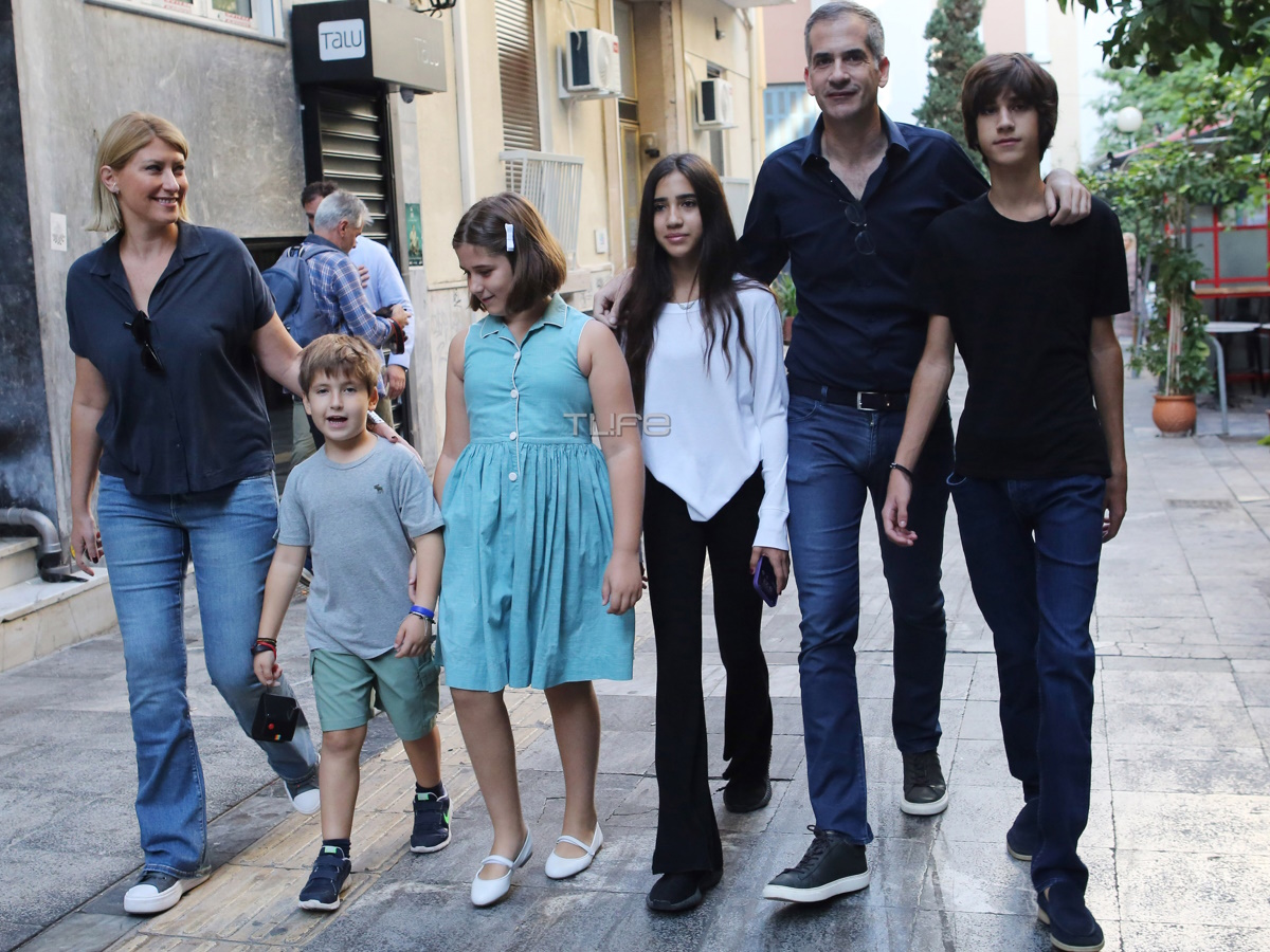 Εκλογές 2023: Ο Κώστας Μπακογιάννης ψήφισε συνοδευόμενος από τη Σία Κοσιώνη και τα παιδιά του