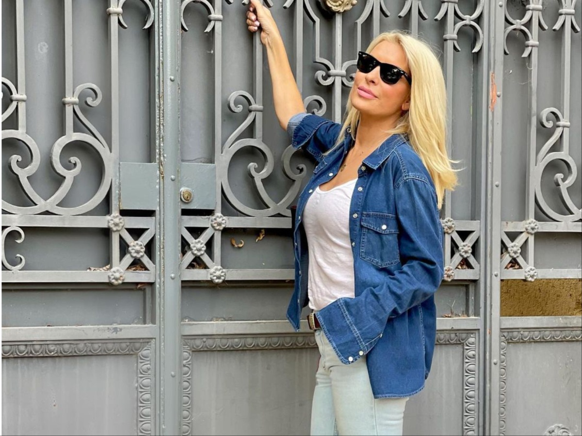 Ελένη Μενεγάκη: Βόλτα στο κέντρο της Αθήνας με την 8χρονη κόρη της, Μαρίνα Παντζοπούλου – Φωτογραφία