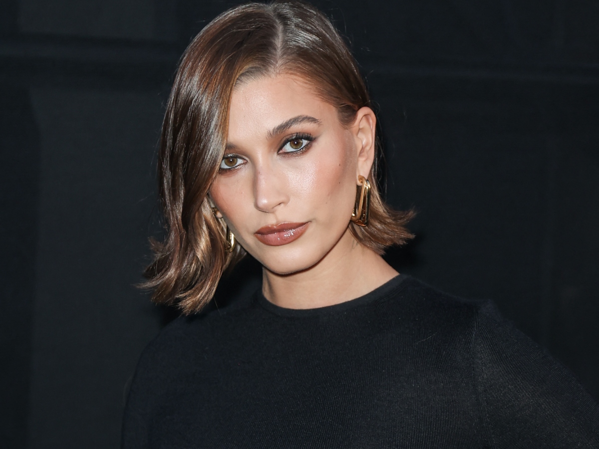 Hailey Bieber: To ιδιαίτερο κόσμημα που φοράει μετά την γέννηση του πρώτου της παιδιού