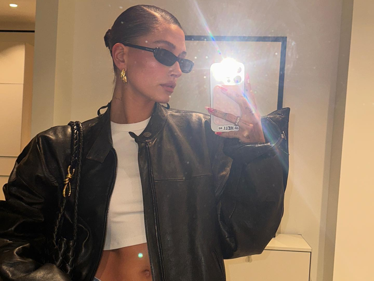 Hailey Bieber: Το αξεσουάρ που δίνει preppy style σε όλα της τα looks, βρίσκεται ΗΔΗ στην ντουλάπα σου