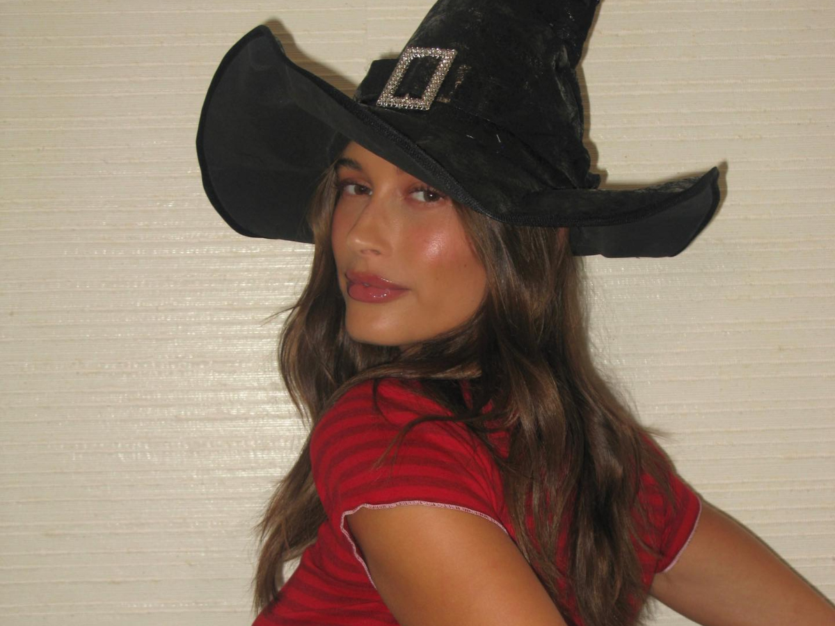 Hailey Bieber: Μπαίνει σε Halloween mood και ντύνεται Rachel από «Τα Φιλαράκια»