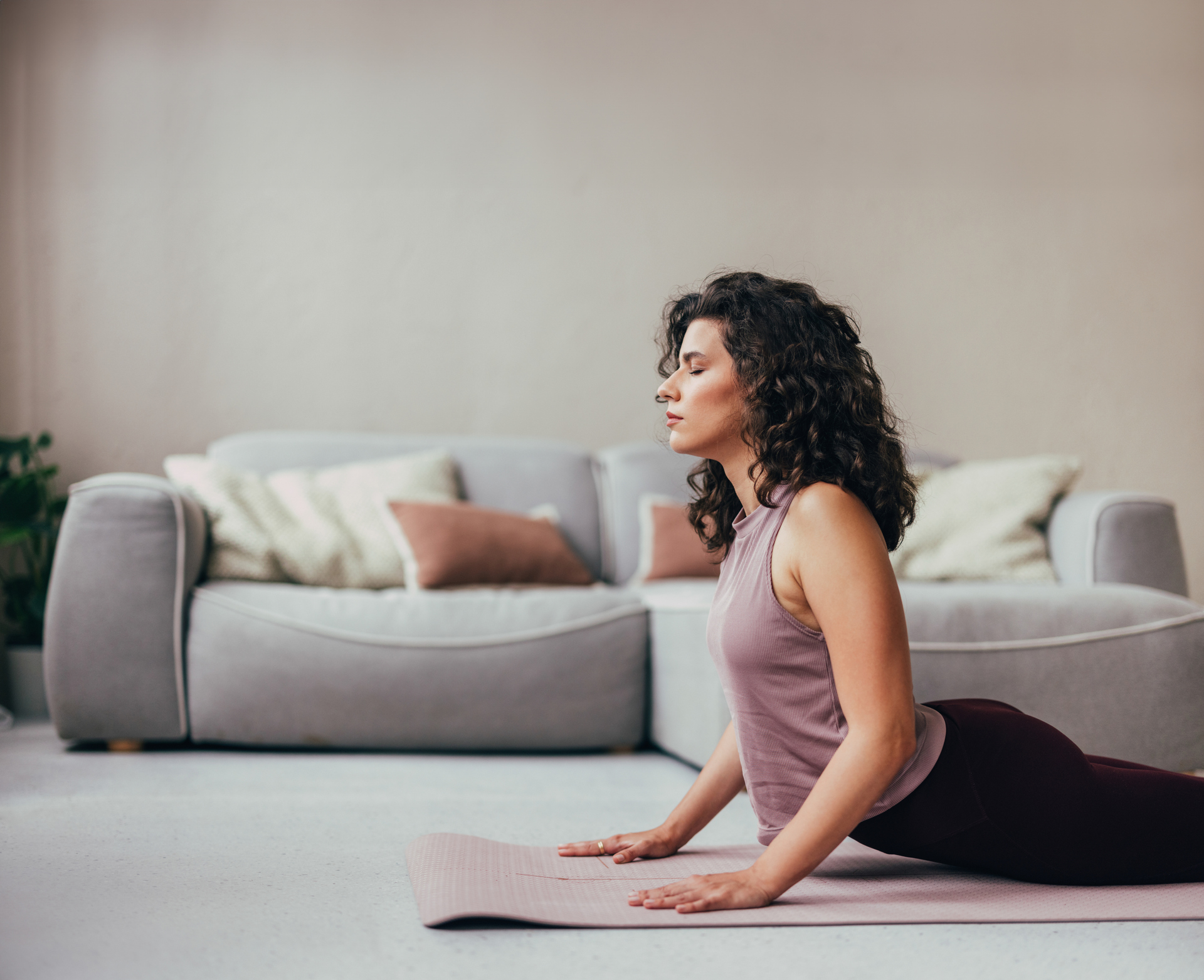 Burnout: 6 ασκήσεις yoga που θα σε βοηθήσουν να το προλάβεις