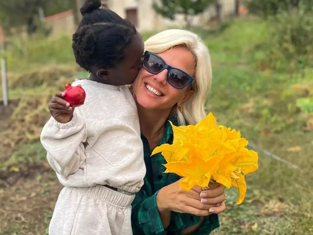 Χριστίνα Κοντοβά: Οικογενειακή απόδραση με την κόρη της, Έιντα στο χωριό του πατέρα της – Φωτογραφίες