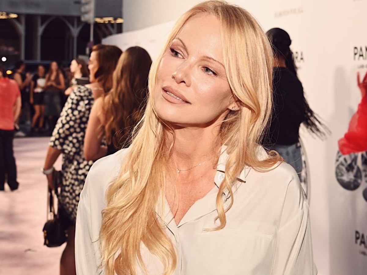 Pamela Anderson: Εμφανίστηκε στην Εβδομάδα Μόδας χωρίς ίχνος μακιγιάζ και έγινε viral