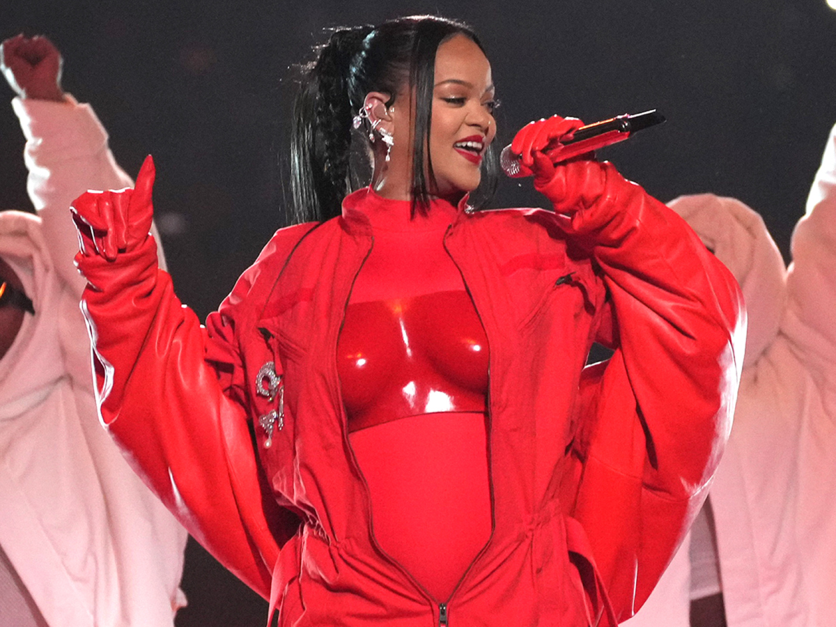 Θυμάσαι την κόκκινη ολόσωμη φόρμα που έβαλε η Rihanna στο Super Bowl; Τώρα μπορεί να γίνει δική σου