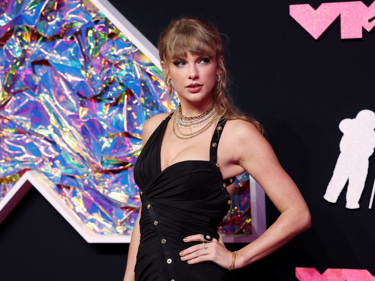 Taylor Swift: Στην πρεμιέρα της ταινία της με το πιο εντυπωσιακό, ρετρό αλλά και μοντέρνο ταυτόχρονα beauty look