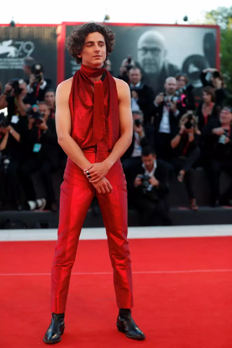 Timothee Chalamet: Το iconic βελούδινο κοστούμι του έχει φορεθεί ξανά στα 90s – Ποια celebrity το είχε επιλέξει πρώτη;