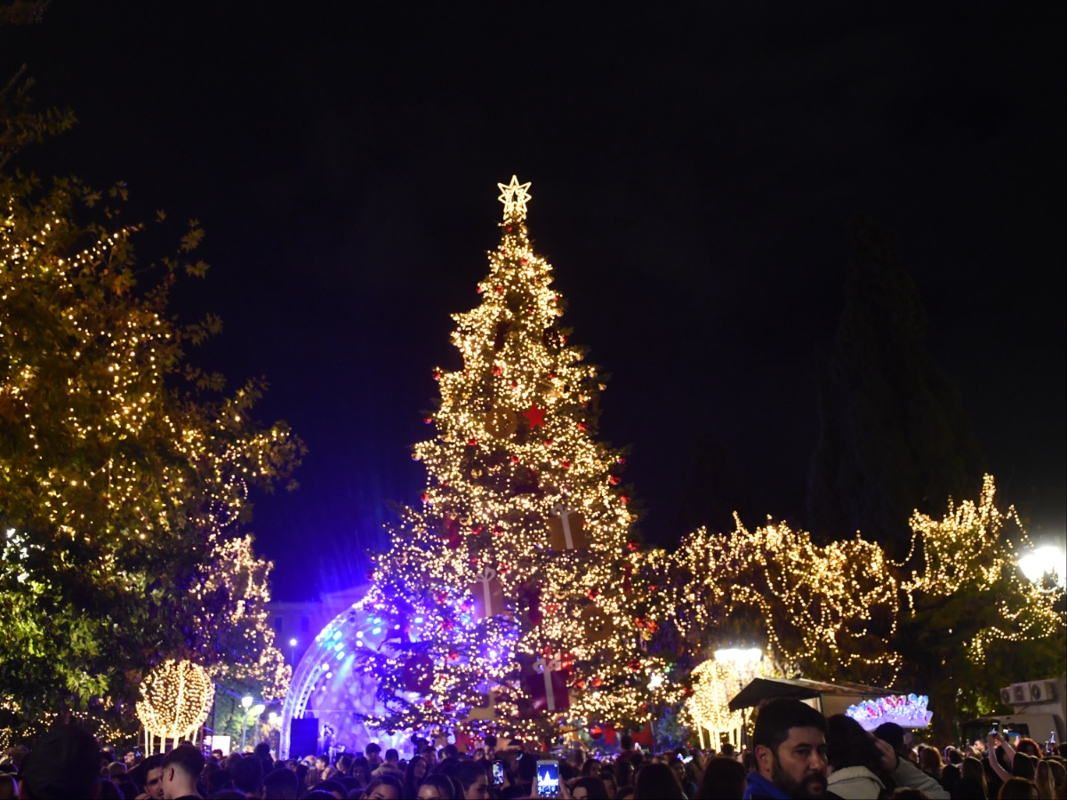 Χριστούγεννα 2023: Η Αθήνα φόρεσε τα καλά της – Φωταγωγήθηκε το δέντρο στο Σύνταγμα