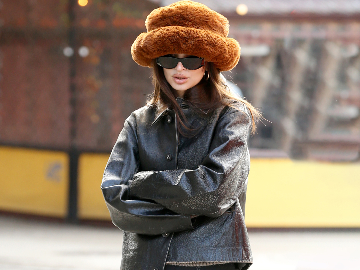 Emily Ratajkowski: Από ποια διάσημη «έκλεψε» αυτό το γούνινο καπέλο