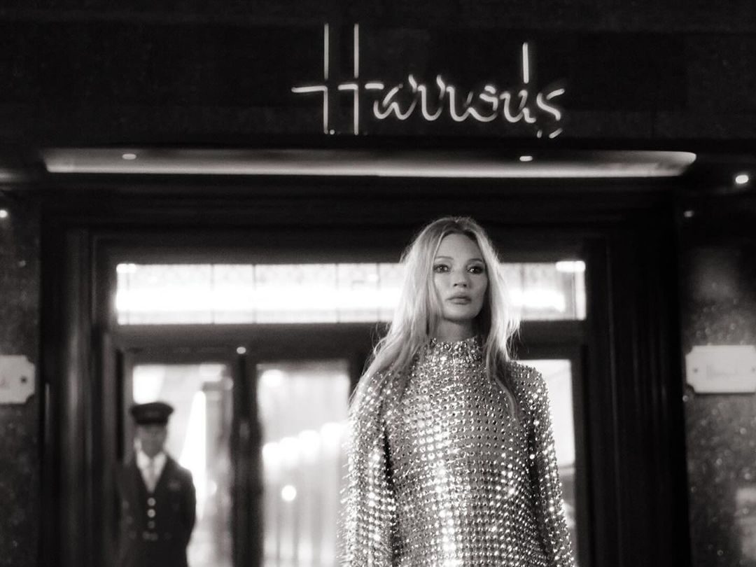Η Σίλια Κριθαριώτη «κατακτά» τα Harrods – Η Kate Moss πρωταγωνιστεί στη νέα καμπάνια της Ελληνίδας designer