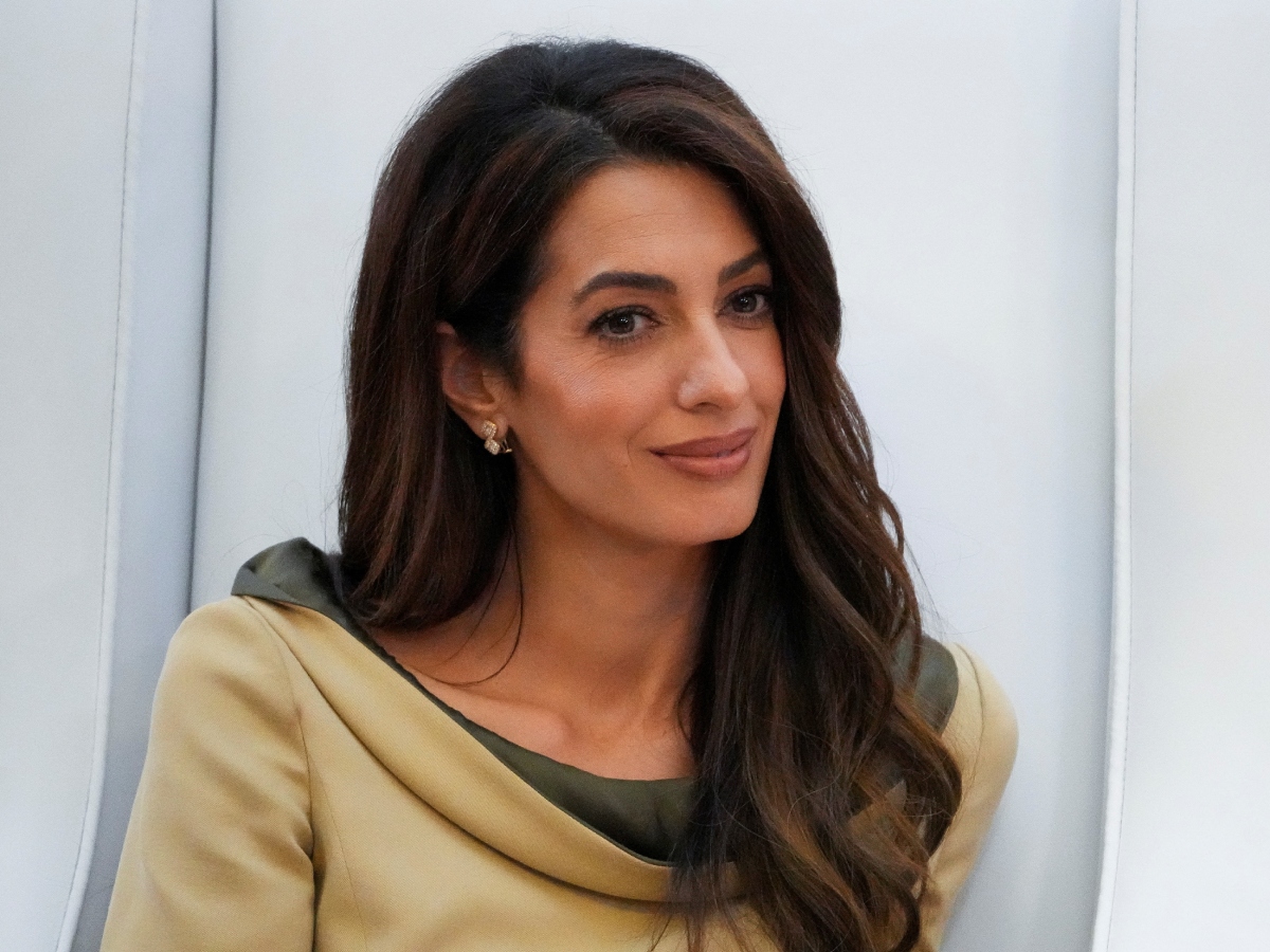 Amal Clooney: Τα highlights στα μαλλιά της έχουν απόχρωση που θυμίζει caramel macchiato
