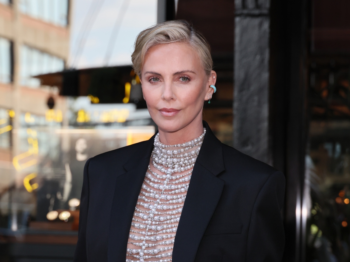 Charlize Theron: Υιοθέτησε το sleek χτένισμα που θα λατρέψεις ειδικά αν έχεις κοντό bob