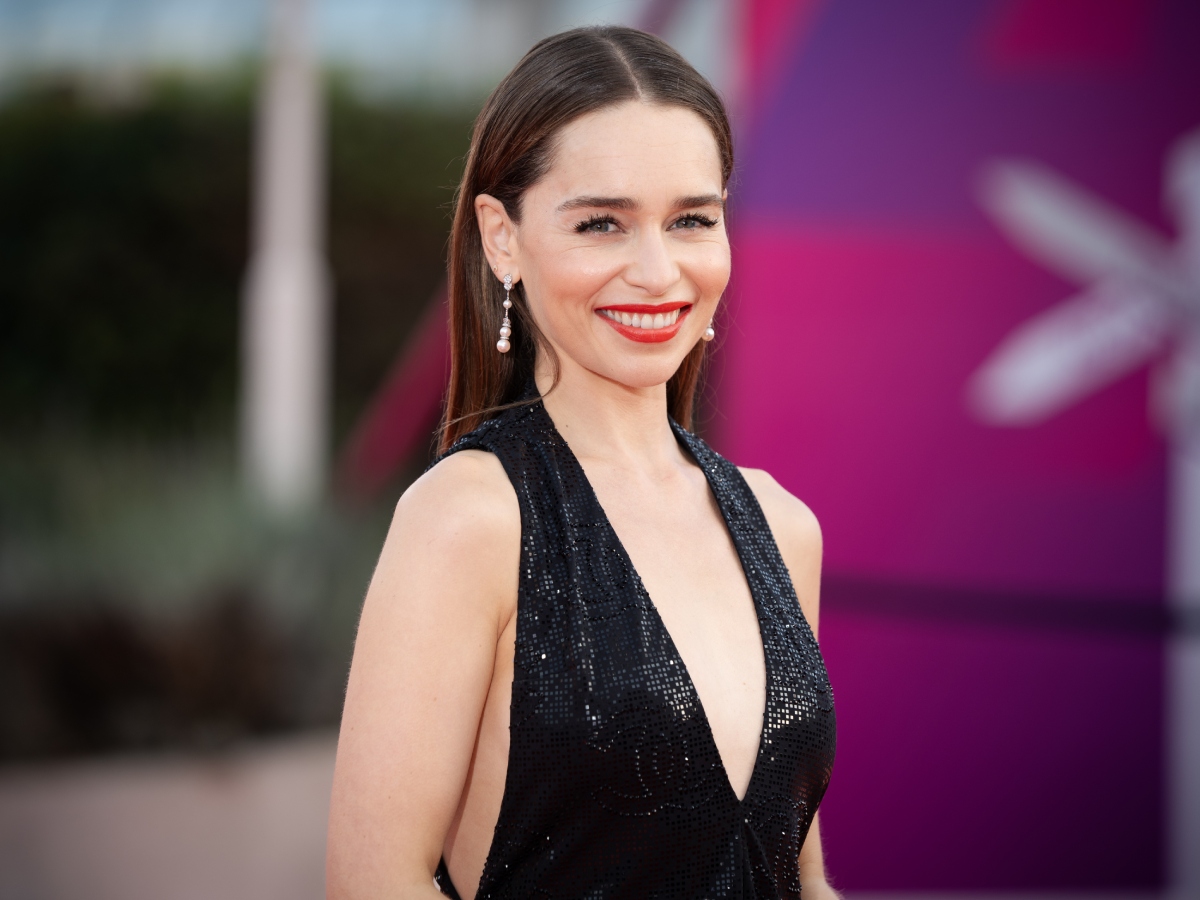 Emilia Clarke: Η χειμωνιάτικη ξανθιά απόχρωση στα μαλλιά της είναι η έμπνευση που ψάχνεις καιρό τώρα