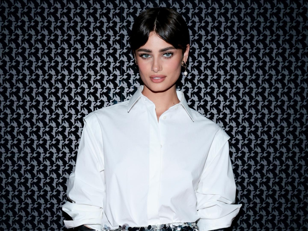 Taylor Hill: Αναβαθμίζει το pixie με το αγαπημένο αξεσουάρ μαλλιών των super models