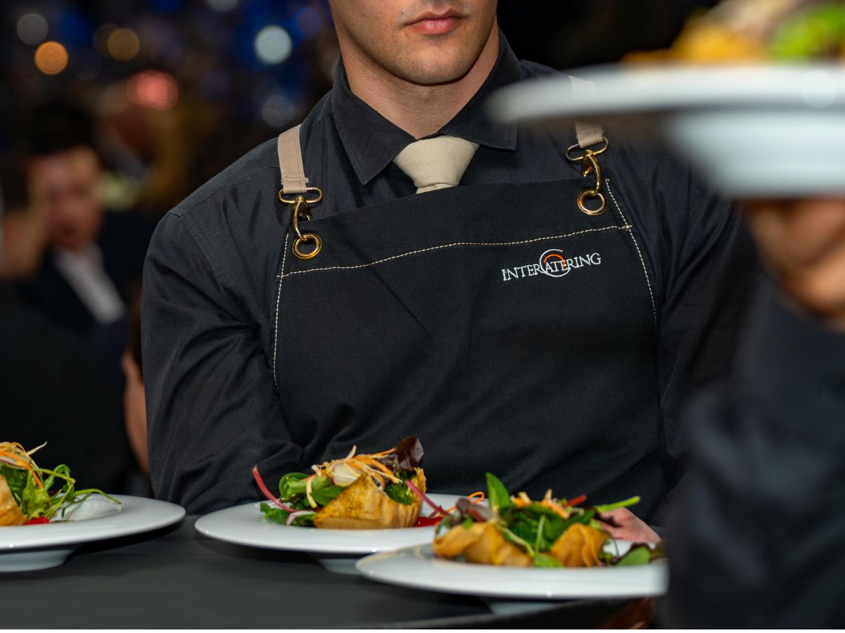 Catering για γιορτές στο σπίτι: Πώς να οργανώσετε το Χριστουγεννιάτικο πάρτι χωρίς άγχος