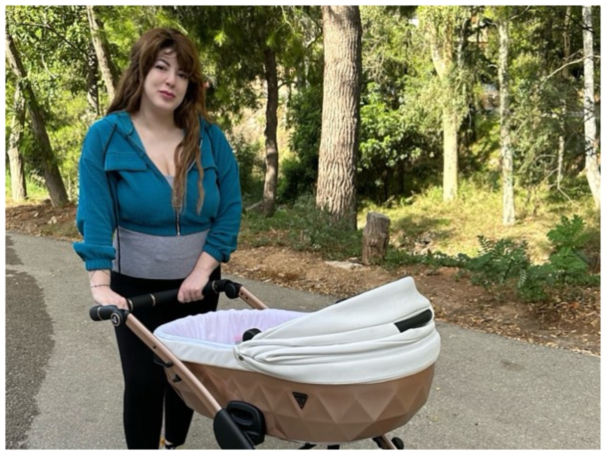 Όλγα Κιουρτσάκη: Ξεκίνησε τις πρώτες βόλτες με την τριών μηνών κόρη της – Βίντεο
