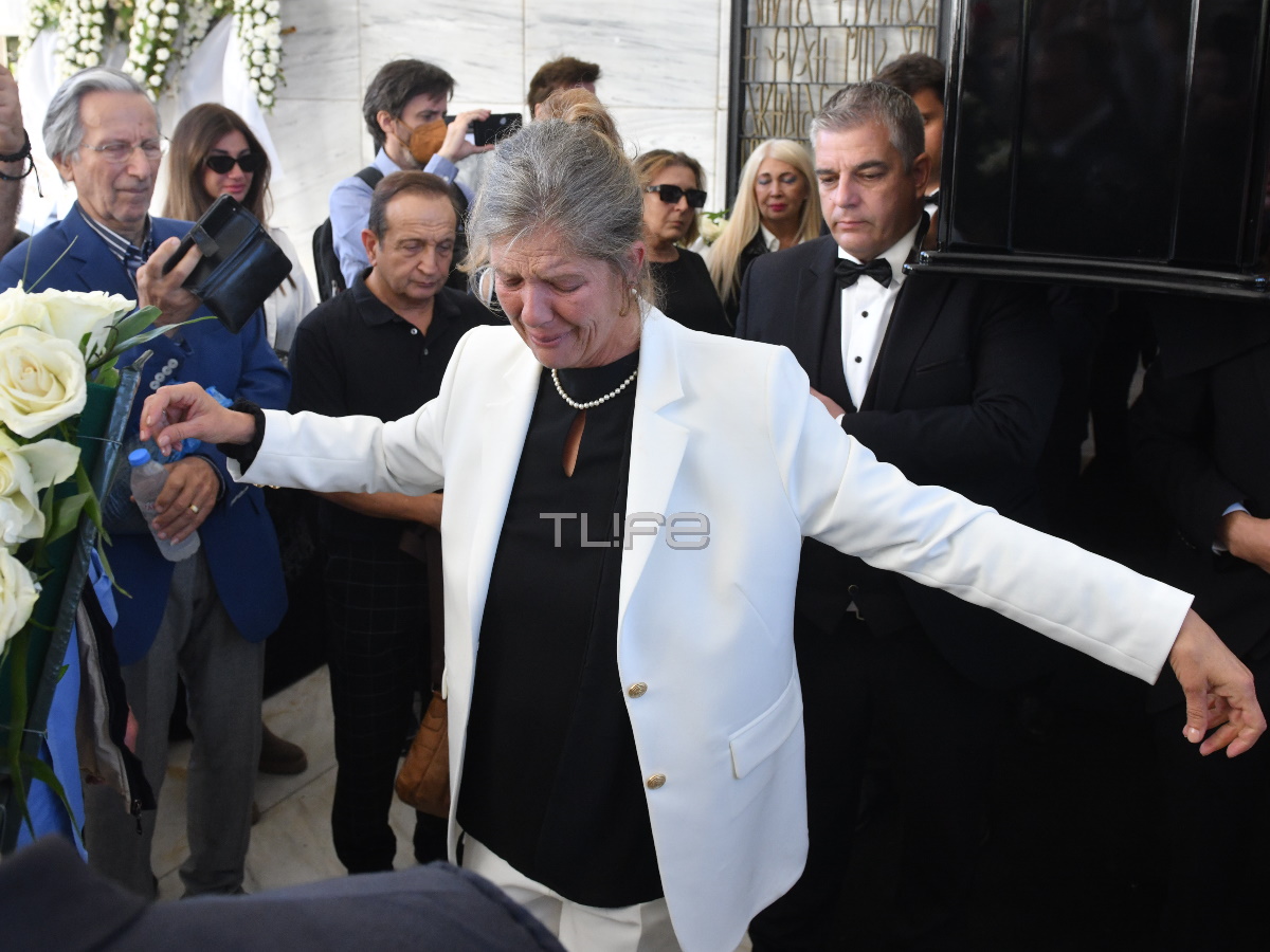 Κηδεία Σπύρου Φωκά: Το ζεϊμπέκικο της συζύγου του, Λίλιαν μπροστά από το φέρετρό του – Βίντεο
