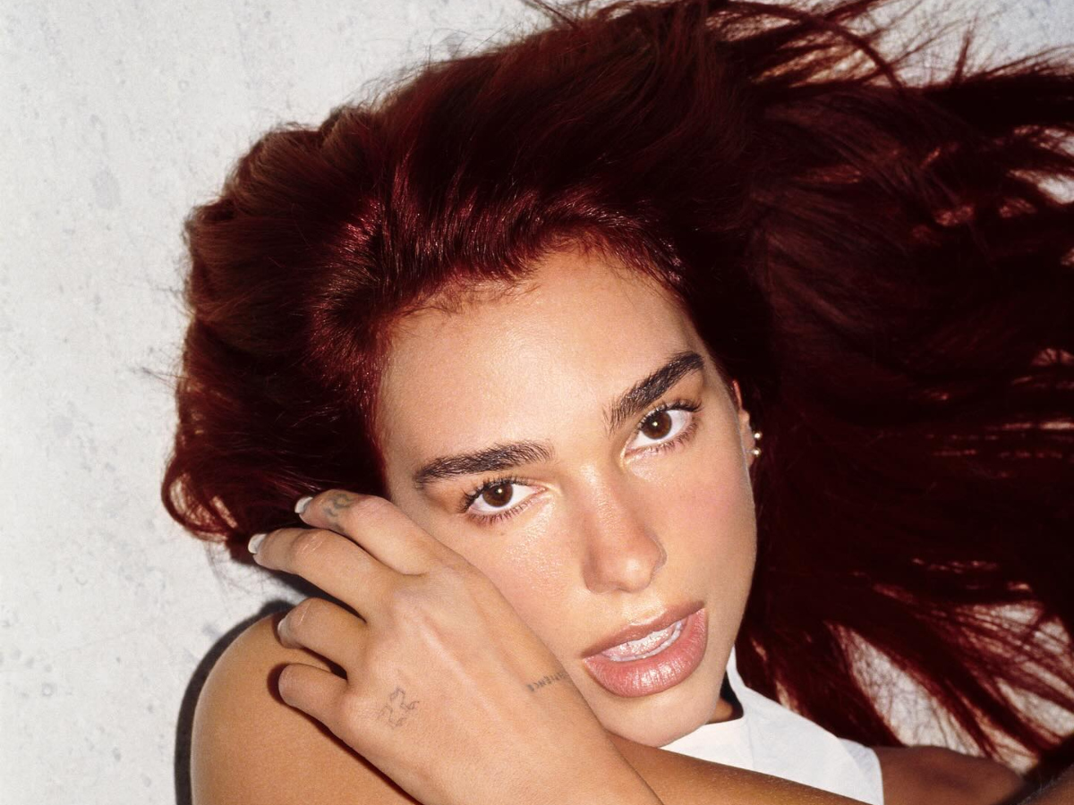 Cherry cola: Η Dua Lipa λέει ναι στην 90’s απόχρωση, και όχι μόνο στα… μαλλιά της!