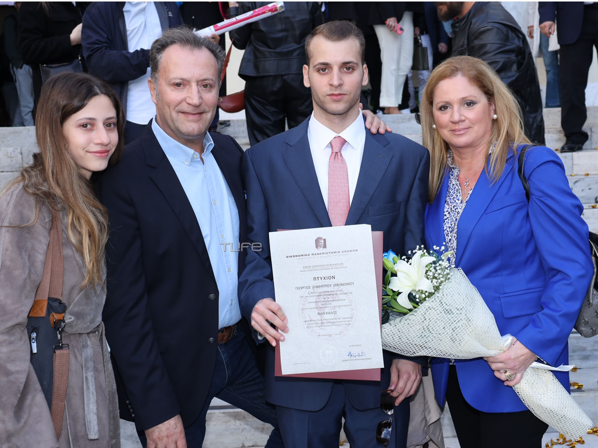 Δημήτρης Οικονόμου – Αλέξια Κουλούρη: Στην αποφοίτηση του γιου τους – Οικογενειακές φωτογραφίες