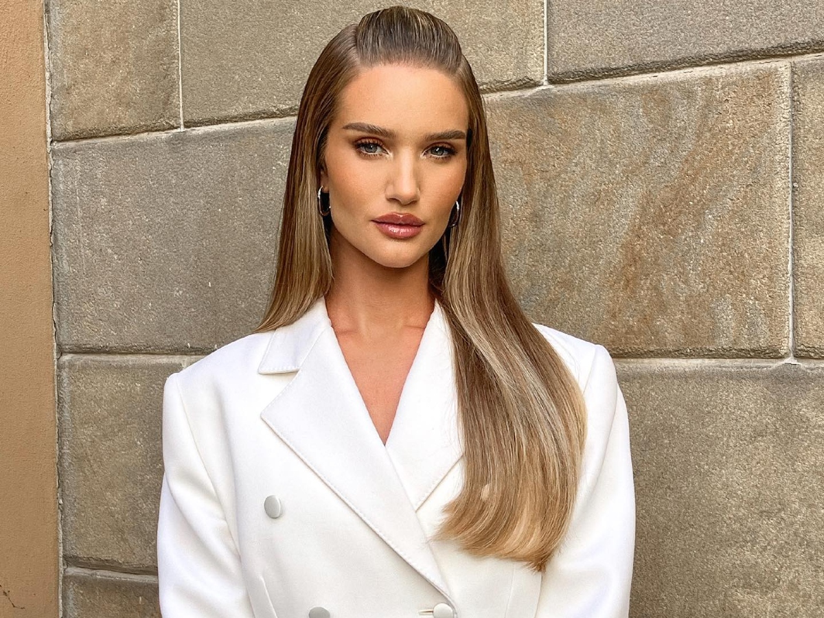 Rosie Huntington-Whiteley: Το έξυπνο τρικ με το blush που μπορείς να ακολουθήσεις όπου κι αν βρίσκεσαι