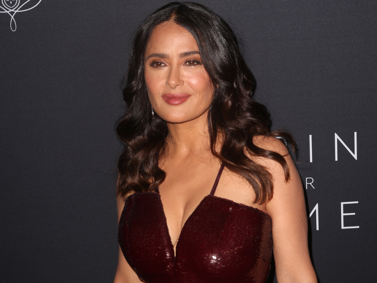 Πως φοράμε τα metallics: Η Salma Hayek έχει 2 πολύ καλές απαντήσεις!