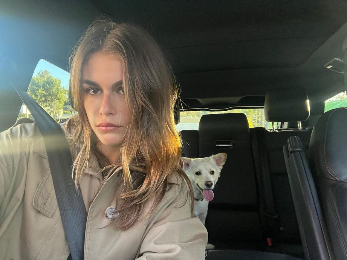 Kaia Gerber: Ποζάρει με το top που δεν φανταζόσουν ότι φοράμε αρχές Νοέμβρη – Αλλά θα το βάλεις και εσύ!