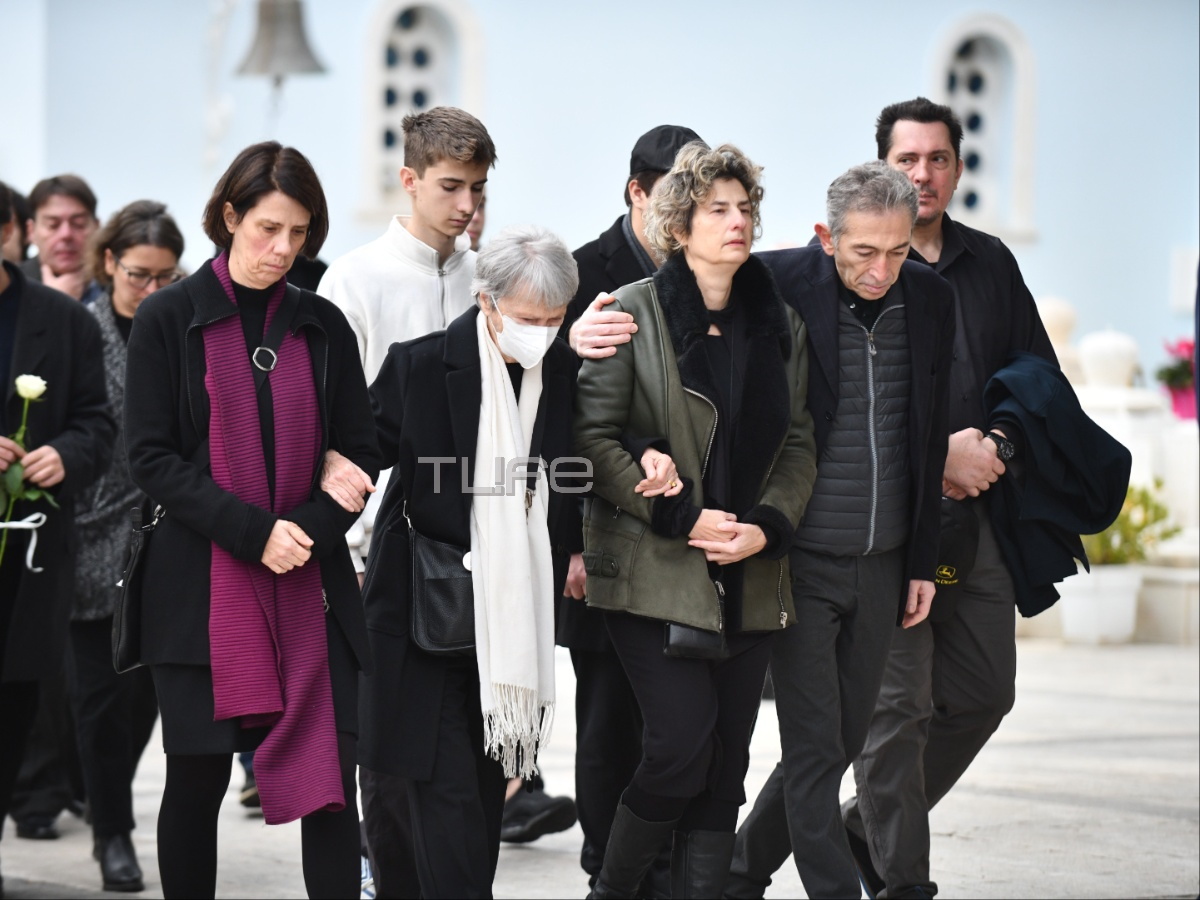 Κηδεία Γιώργου Μιχαλακόπουλου: Συγκλονισμένες η σύζυγος και οι κόρες του στο Α’ Νεκροταφείο