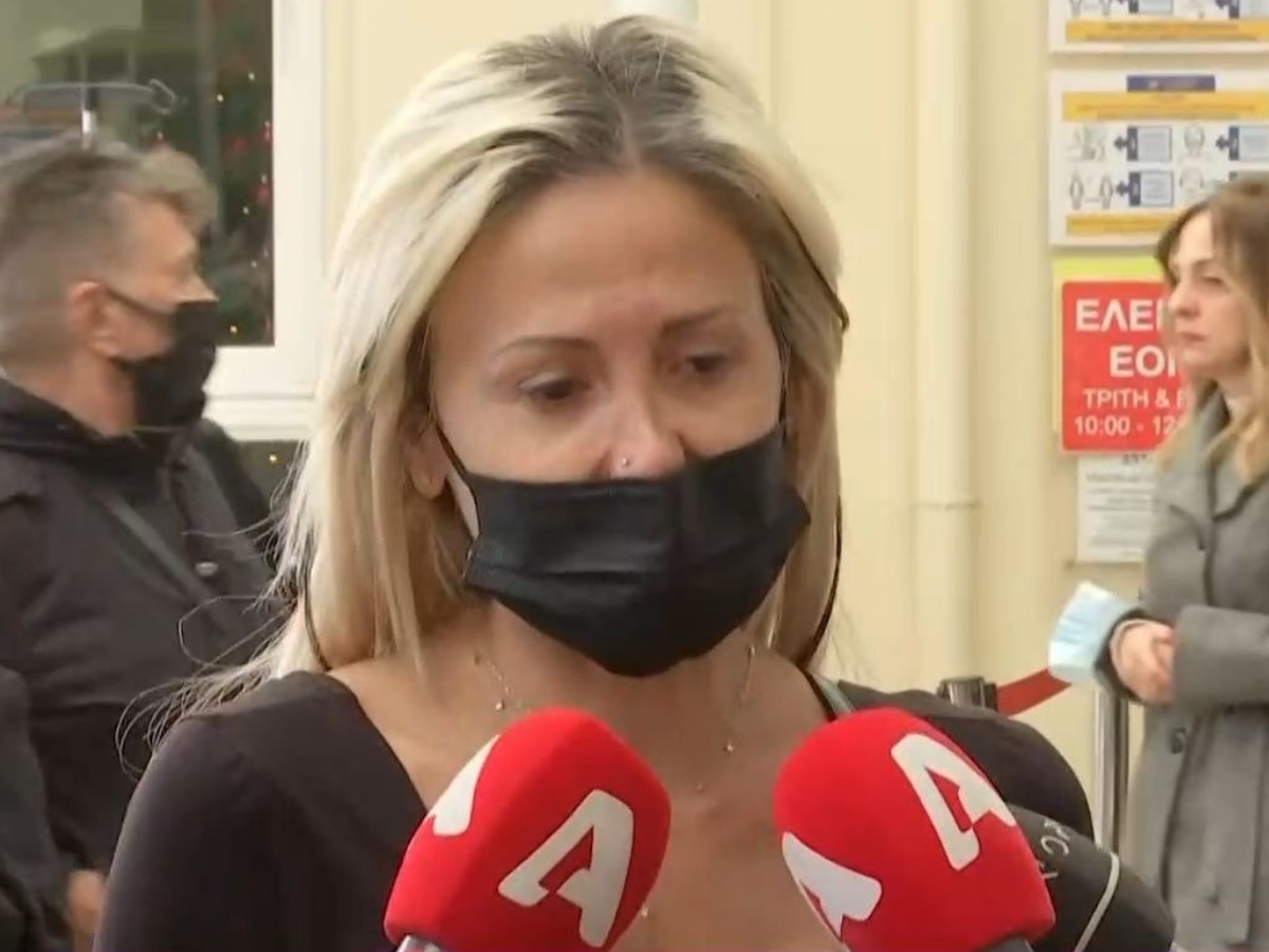 Νίκος Φλωρινιώτης: Καταβεβλημένη έξω από το Λαϊκό νοσοκομείο η Αννούλα Φλωρινιώτη – «Δε νιώθω καλά»