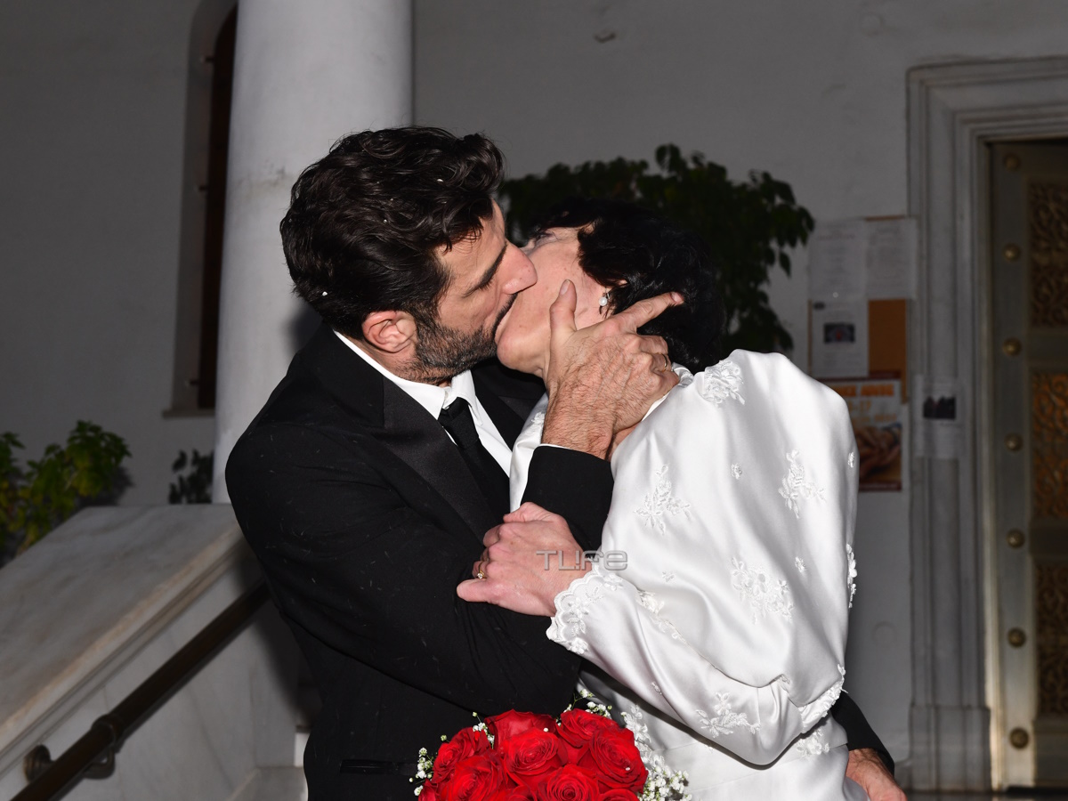 Παντρεύτηκαν Νίκος Κουρής και Έλενα Τοπαλίδου: Τα παθιασμένα φιλιά έξω από την εκκλησία – Φωτογραφίες TLIFE