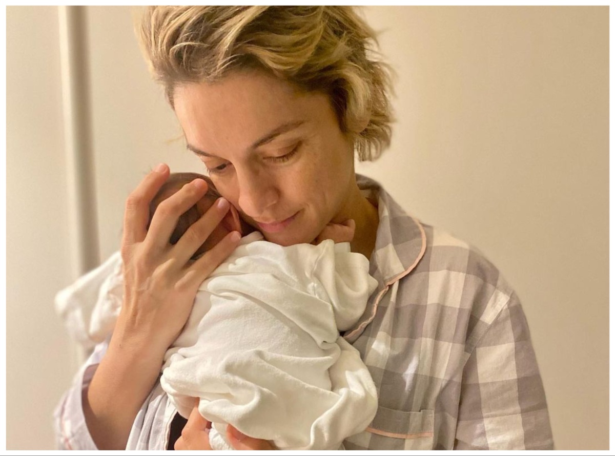 Γιούλικα Σκαφιδά: Η νέα φωτογραφία με τον νεογέννητο γιο της μέσα από το σαλόνι του σπιτιού της