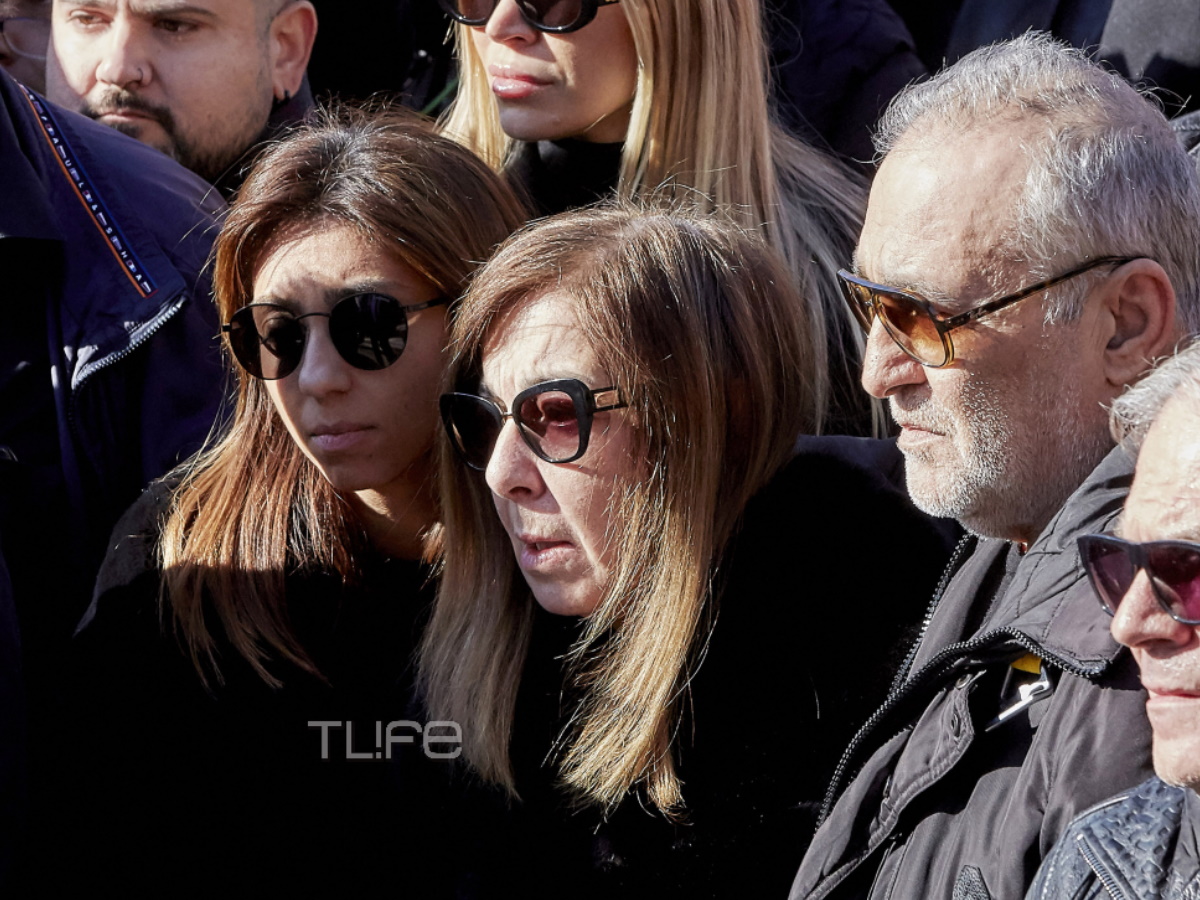 Βασίλης Καρράς: Καταρρακωμένες η σύζυγος και η κόρη του τραγουδιστή στο τελευταίο αντίο