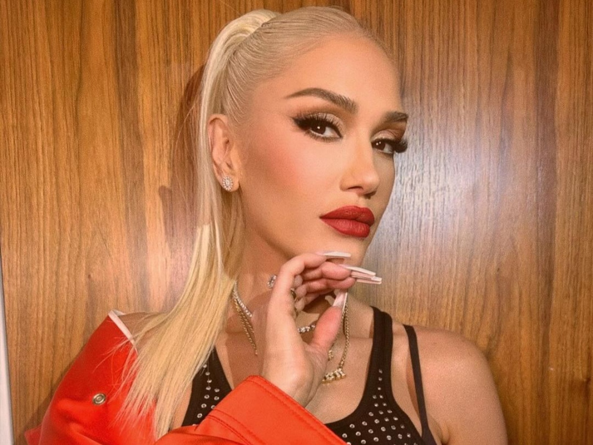 Gwen Stefani: Το glam μακιγιάζ της είναι matchy με το πράσινο, mini και λαμπερό φόρεμά της