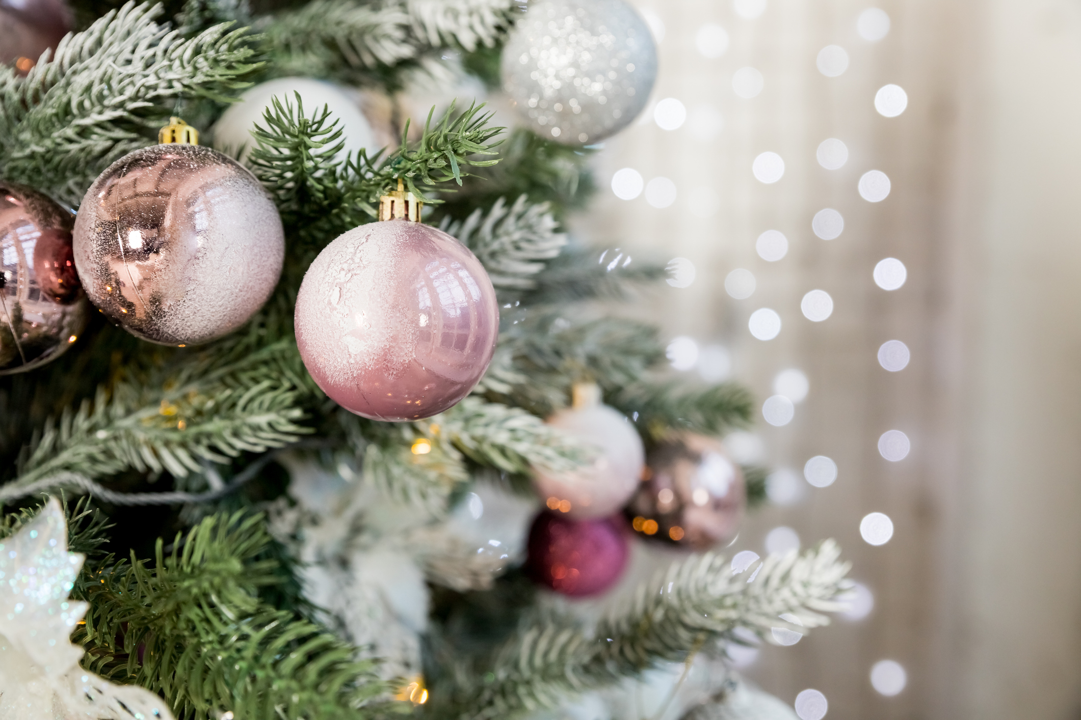 Είσαι fan του ροζ; Τότε αυτά τα Χριστουγεννιάτικα δέντρα φωνάζουν το όνομά σου
