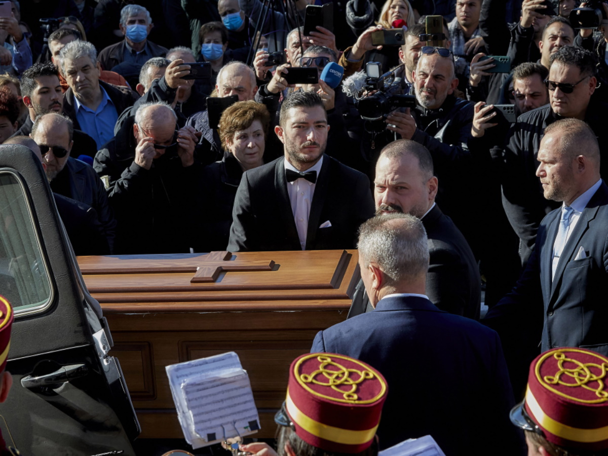 Βασίλης Καρράς: Έπεσε η αυλαία για τον καλλιτέχνη – Ολοκληρώθηκε η ταφή του στο Κοκκινοχώρι