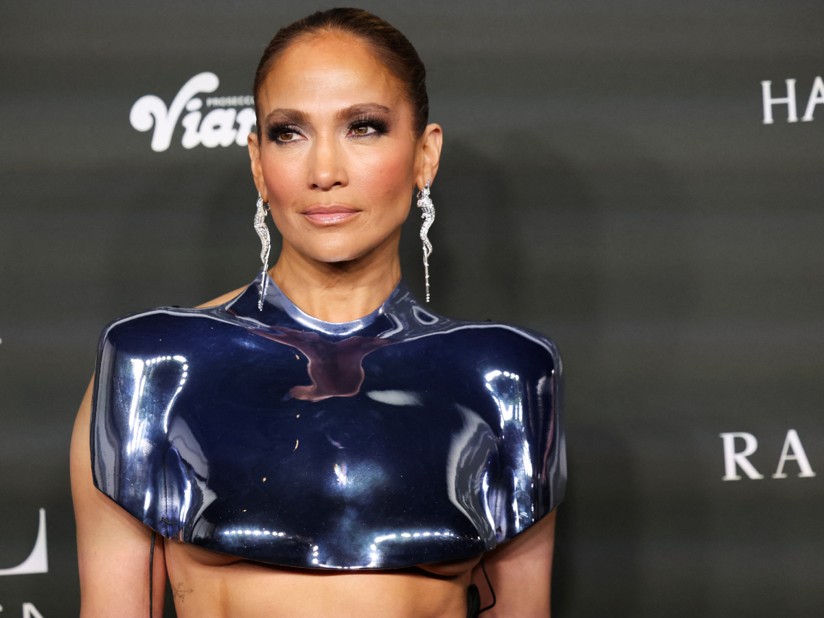 Jennifer Lopez: Εμφάνιση μετά από καιρό στο κόκκινο χαλί με metallic top που μόνο αυτή θα τολμούσε