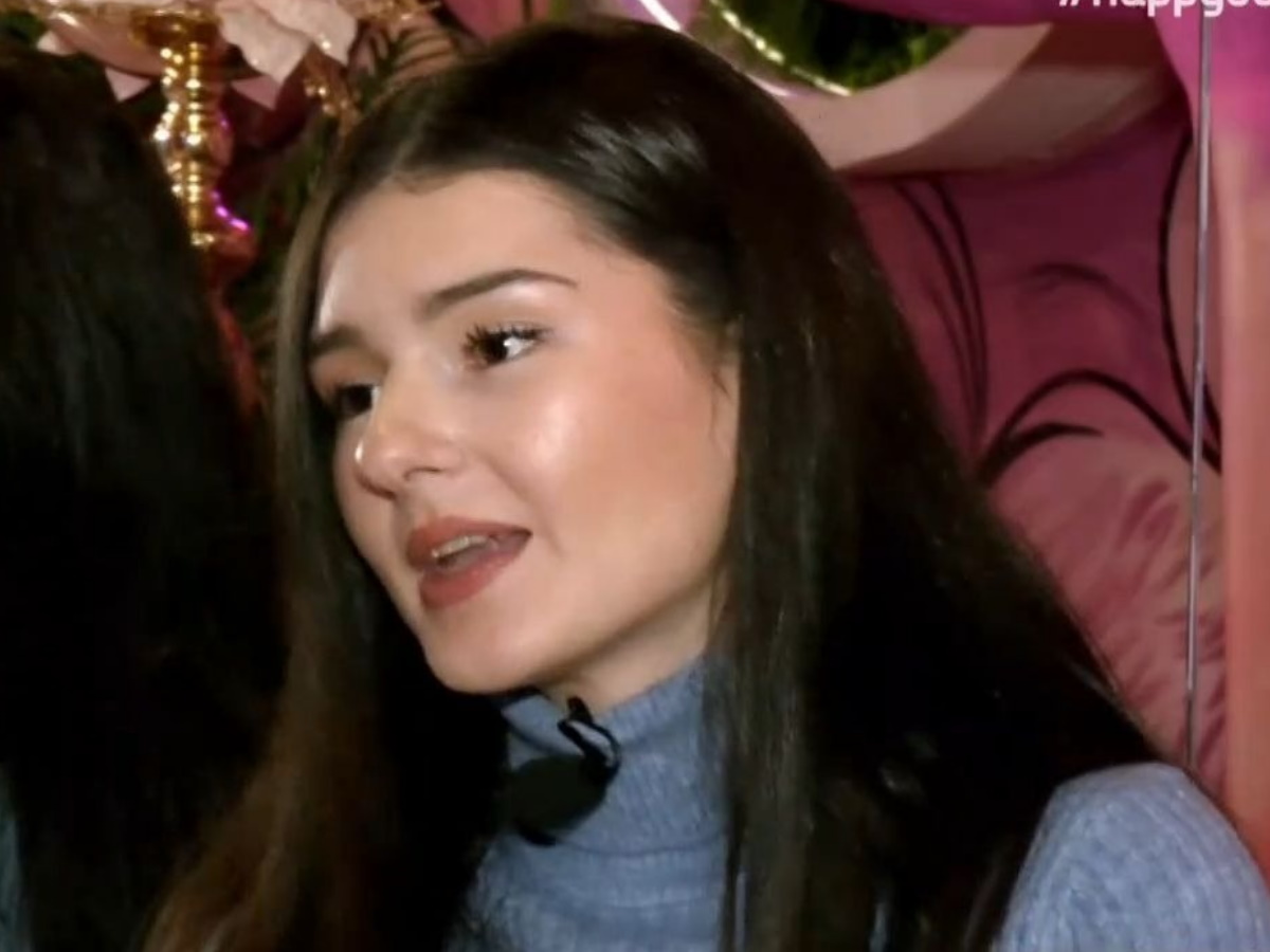 Η σεφ της Βουλής ξεκαθαρίζει: «Έχω μακρινή συγγένεια με τον πρωθυπουργό, εσείς γνωρίζετε τα τριτοξάδερφα του παππού σας;»